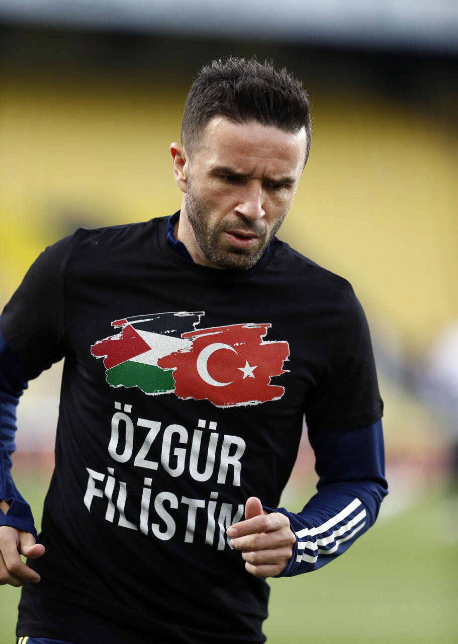 Озил и другие игроки «Фенербахче» вышли на тренировку в футболках со словами поддержки Палестины