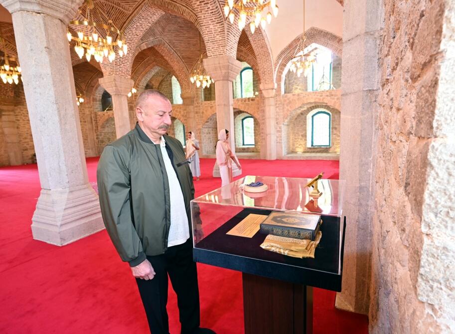 Президент Ильхам Алиев и Первая леди Мехрибан Алиева побывали в мечети Гевхарага в Шуше