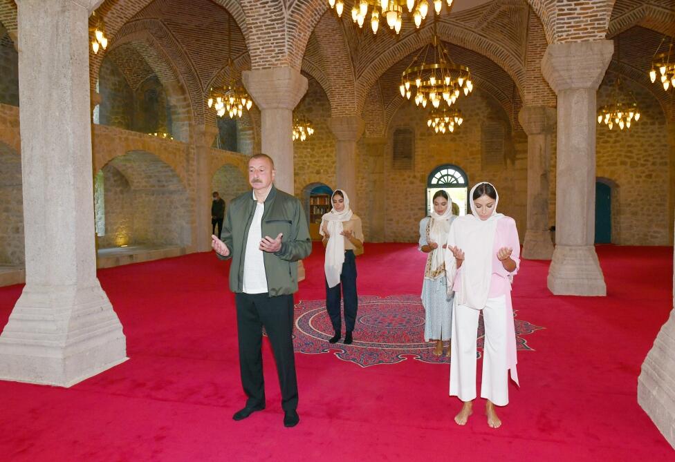 Президент Ильхам Алиев и Первая леди Мехрибан Алиева побывали в мечети Гевхарага в Шуше