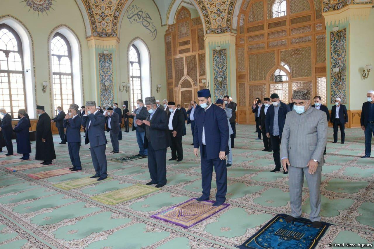 В мечети Тезепир в Баку совершен праздничный намаз