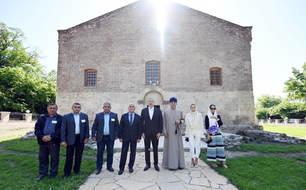 Президент Ильхам Алиев и Первая леди Мехрибан Алиева посетили Албанскую церковь Святой Девы Марии