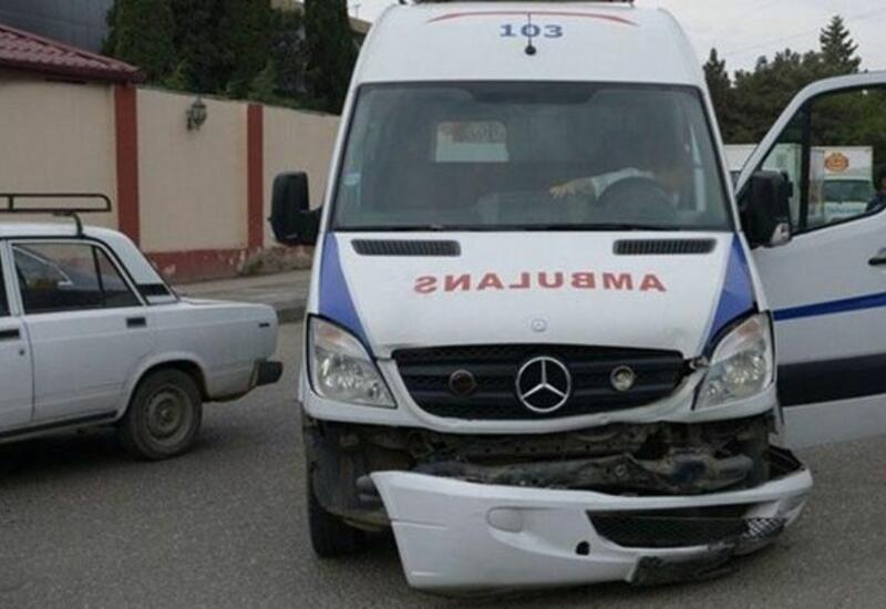 В Гяндже машина скорой помощи попала в аварию