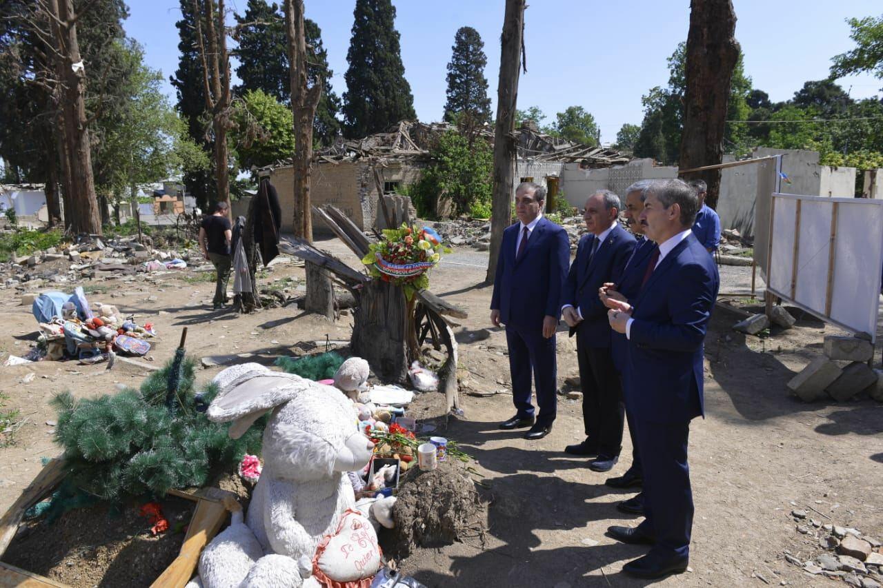 Прокурор города Гянджа в Азербайджане фото. Глава памятник. Похороны Верховный суд Фекрат Карибов Азербайджанская Республика. Туркия суд ҳукми.