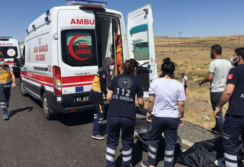 Автомобиль съехал с моста в Турции, погибли пять человек