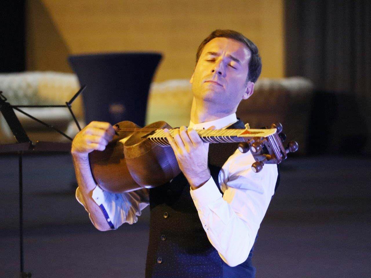 Впервые азербайджанский музыкант удостоен именной медали французского города Карьер-су-Пуасси