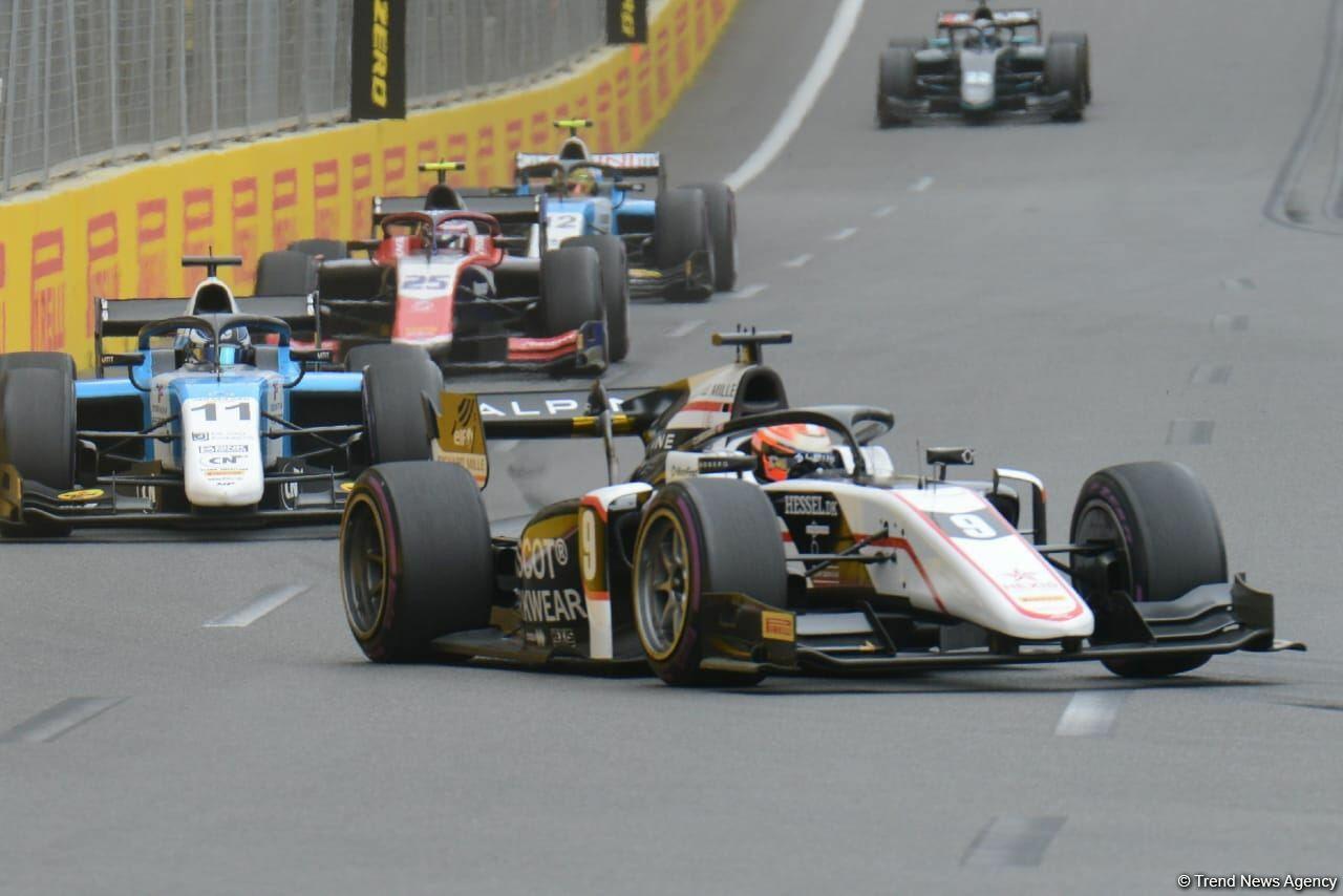 В Баку стартовала третья спринтерская гонка Формулы-2