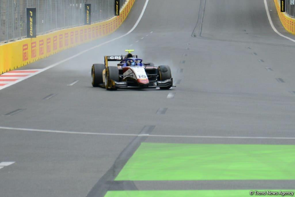 В Баку стартовала третья спринтерская гонка Формулы-2