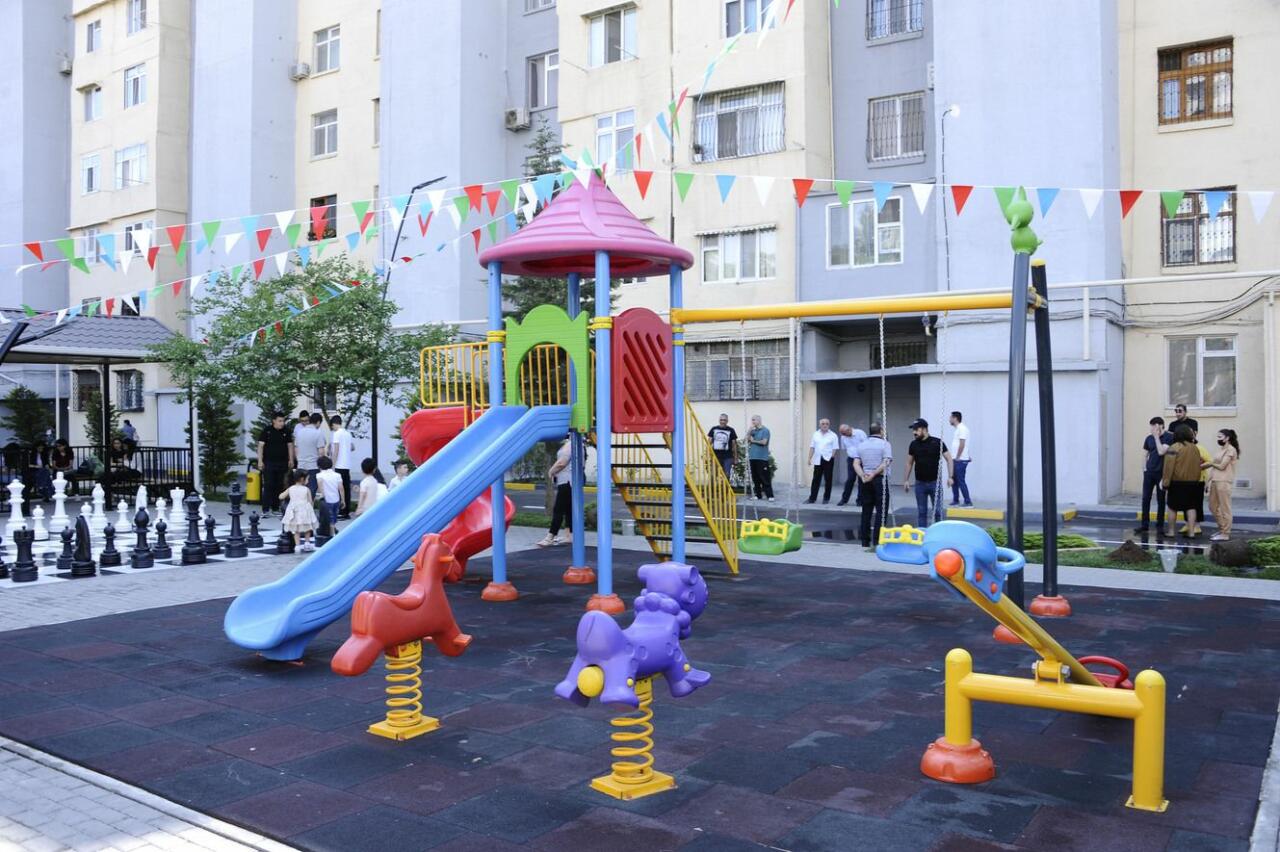 В пользование жителей Баку передан еще один благоустроенный двор