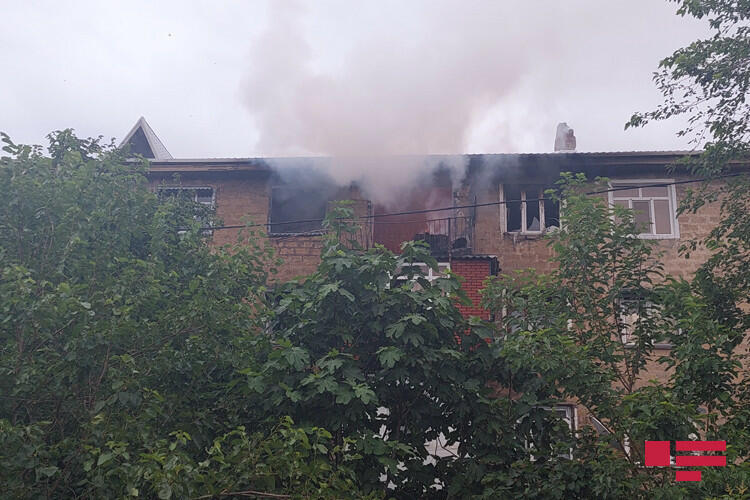 В Гяндже в жилом здании произошел пожар, пострадали трое жильцов