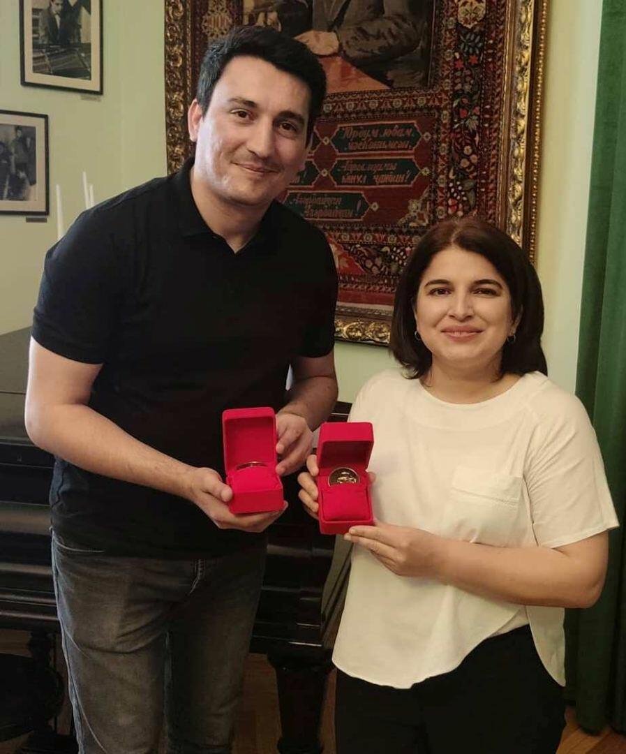 В Баку прошла церемония награждения медалью имени Вагифа Самедоглу