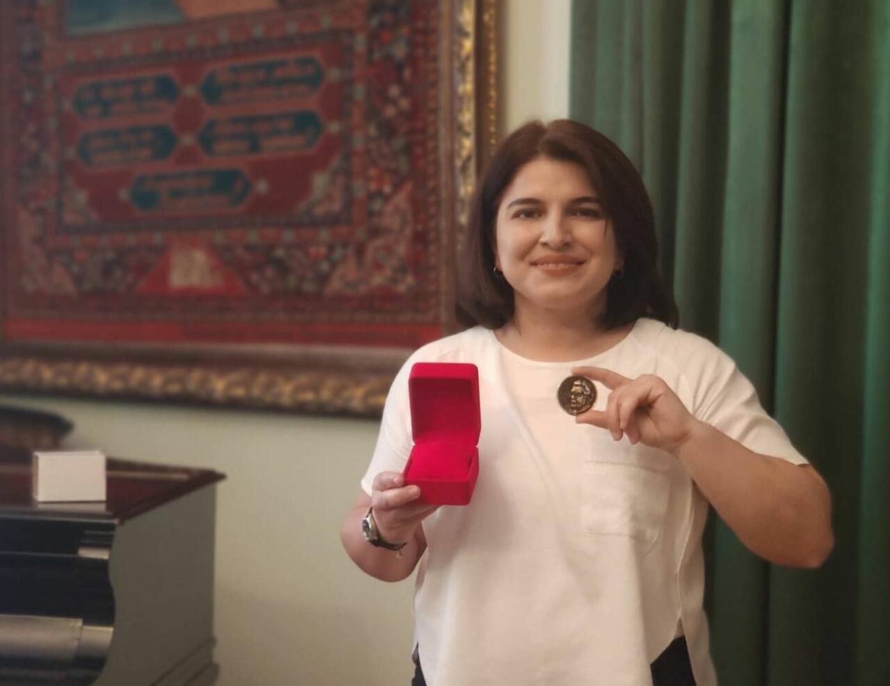 В Баку прошла церемония награждения медалью имени Вагифа Самедоглу