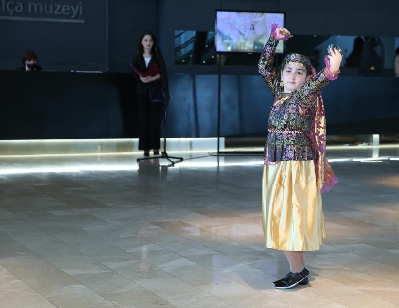 В Баку прошел показ мод из бабушкиного сундука