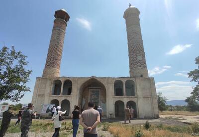 Иностранные дипломаты увидели вандализм армян в Джума-мечети в Агдаме - ФОТО