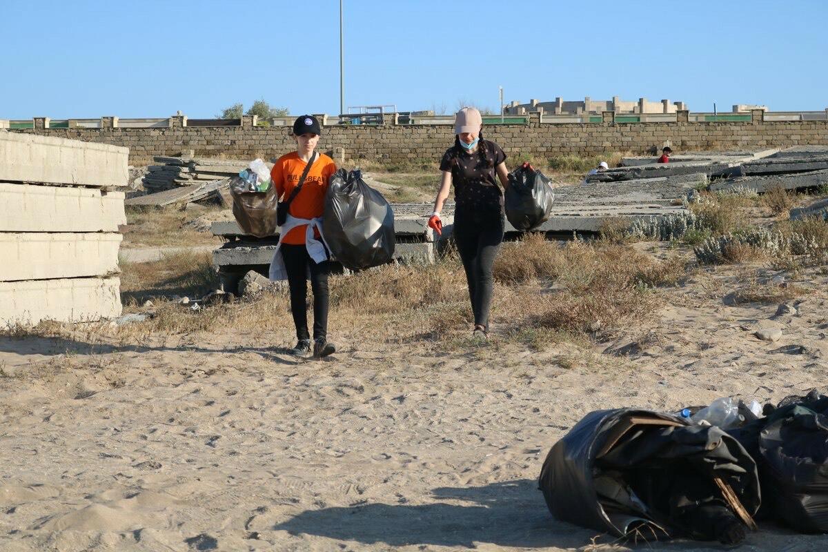 В Баку экоактивисты очистили пляж
