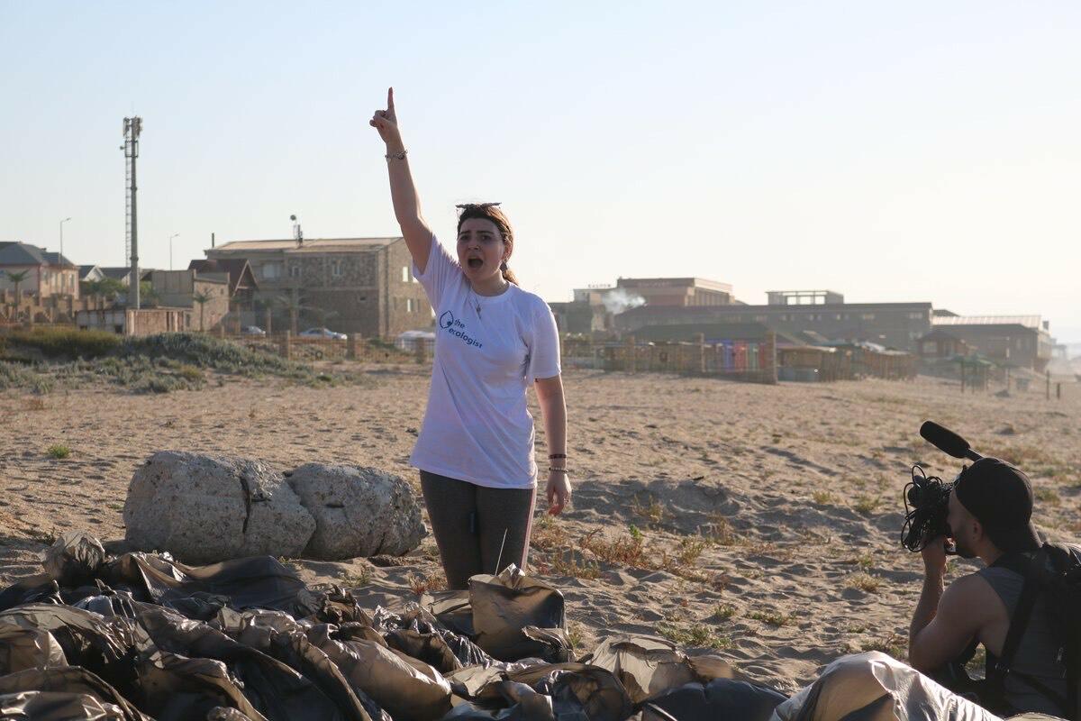 В Баку экоактивисты очистили пляж