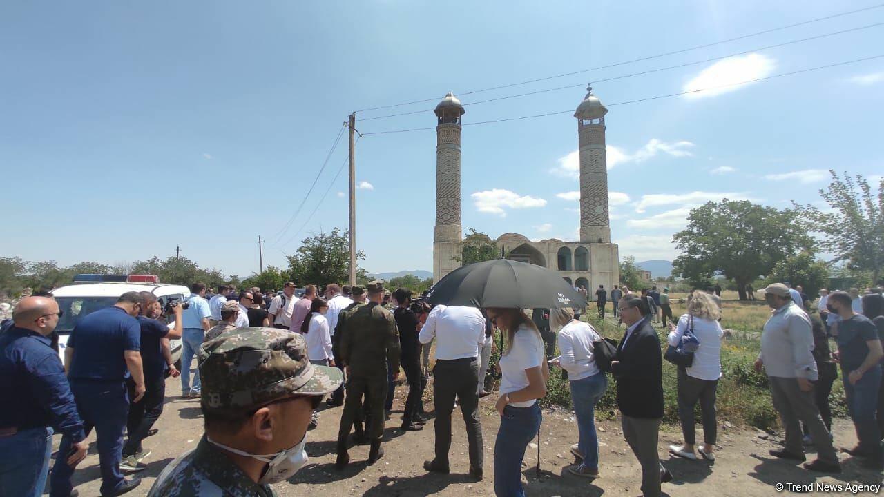 Иностранные дипломаты увидели вандализм армян в Джума-мечети в Агдаме