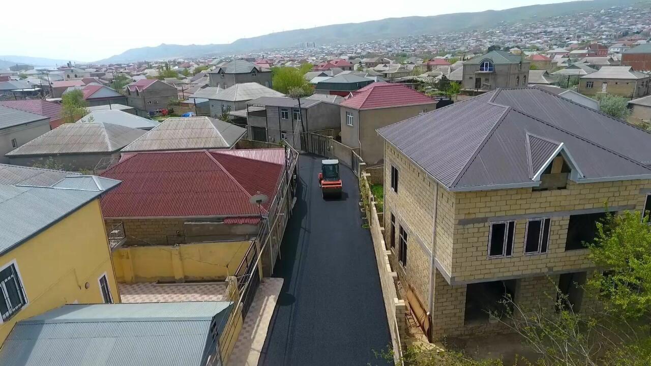 В бакинских поселках продолжается реконструкция дорог
