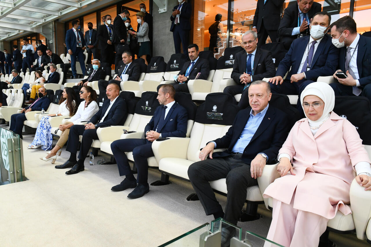 Президенты Ильхам Алиев и Реджеп Тайип Эрдоган с супругами наблюдали за матчем Турция-Уэльс на Бакинском Олимпийском стадионе