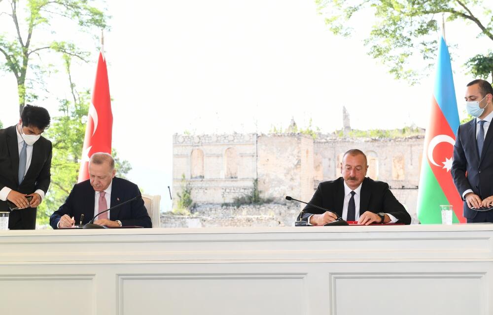 Президенты Ильхам Алиев и Реджеп Тайип Эрдоган подписали Шушинскую декларацию о союзнических отношениях между Азербайджаном и Турцией