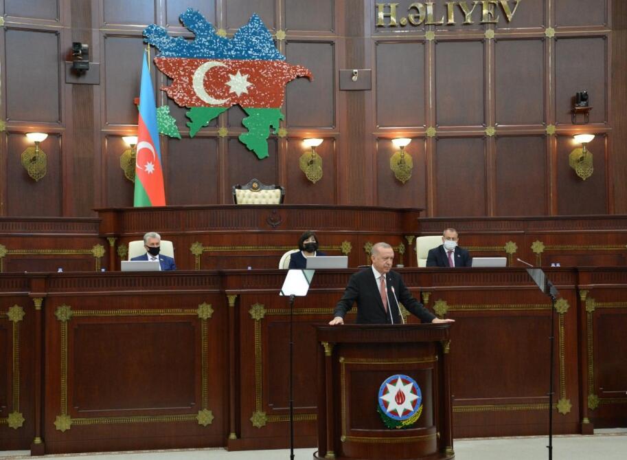 Реджеп Тайип Эрдоган принял участие в спецзаседании парламента Азербайджана