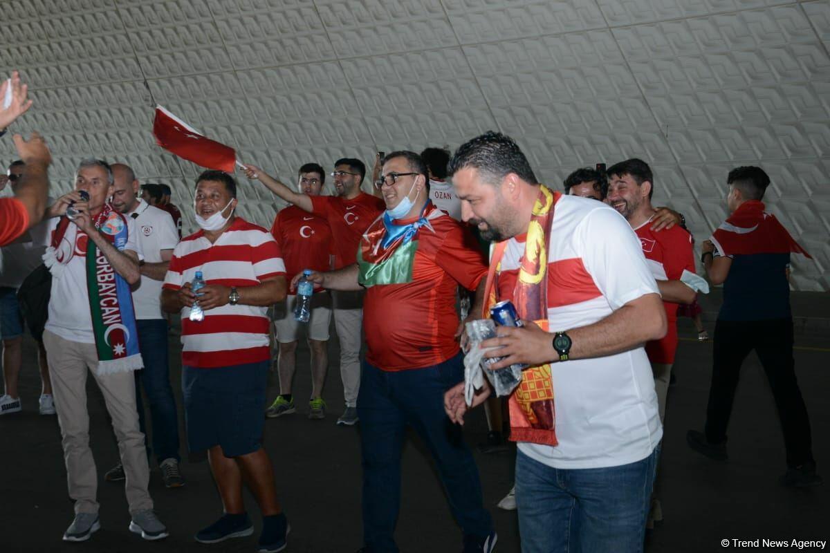 Болельщики направляются к Бакинскому олимпийскому стадиону на игру Турции