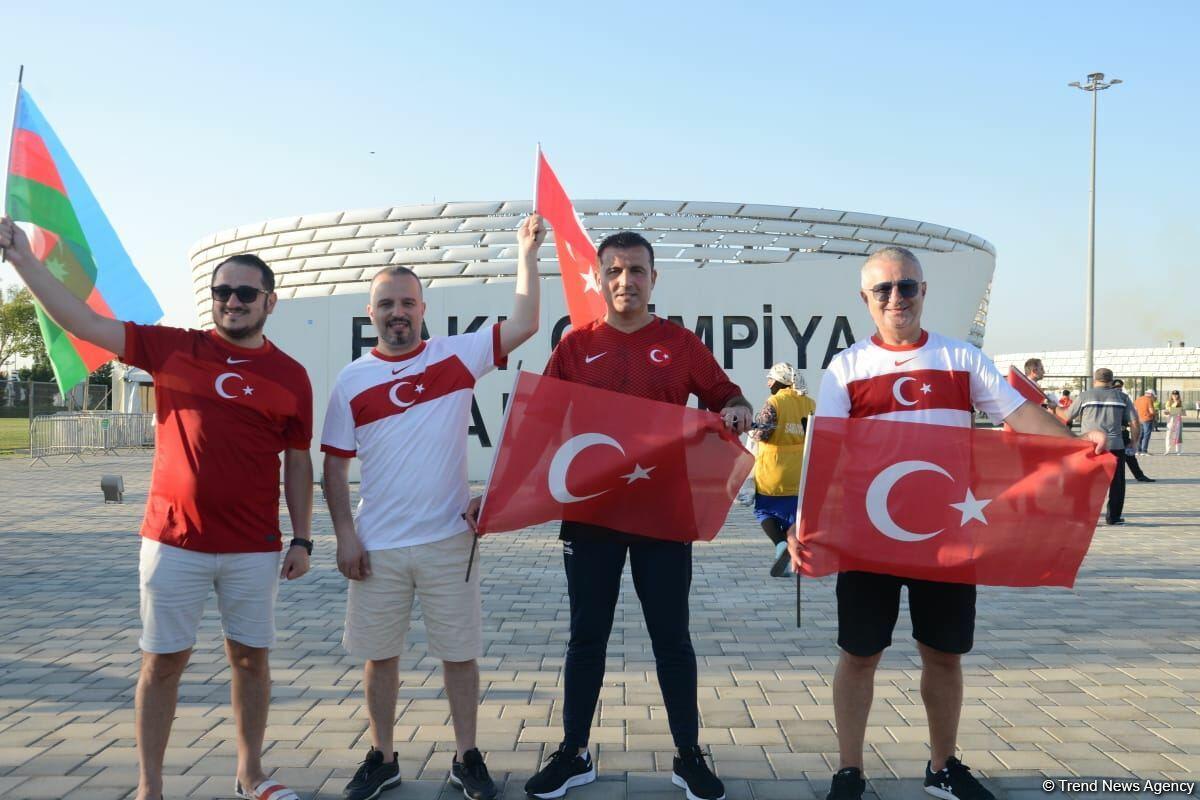 Болельщики направляются к Бакинскому олимпийскому стадиону на игру Турции