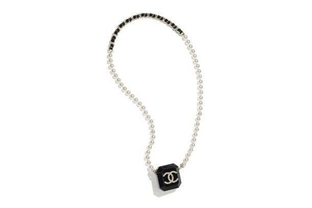 Chanel представил эксклюзивные чехлы для наушников AirPods - Vimarsana News