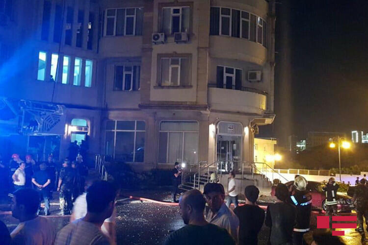 В Баку горит многоэтажное здание