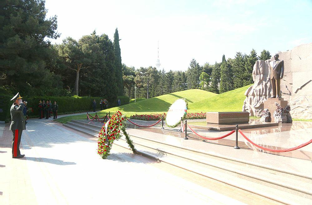 Руководство минобороны Азербайджана посетило Аллею почетного захоронения и Аллею шехидов