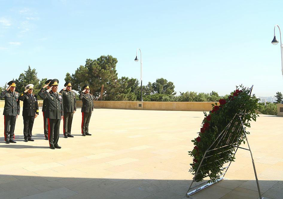 Руководство минобороны Азербайджана посетило Аллею почетного захоронения и Аллею шехидов