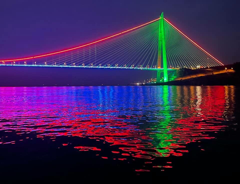 Стамбульские подвесные мосты окрасились в цвета государственного флага Азербайджана