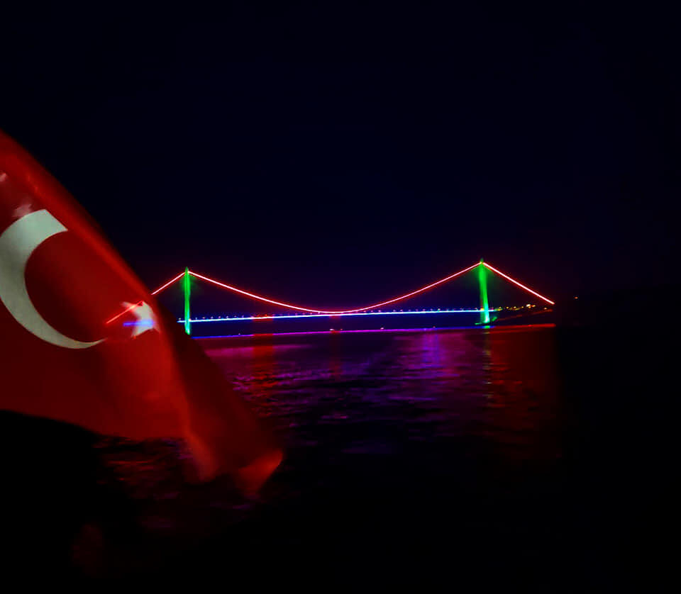 Стамбульские подвесные мосты окрасились в цвета государственного флага Азербайджана