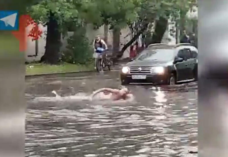 Мужчина устроил заплыв на затопленной ливнем улице в Москве