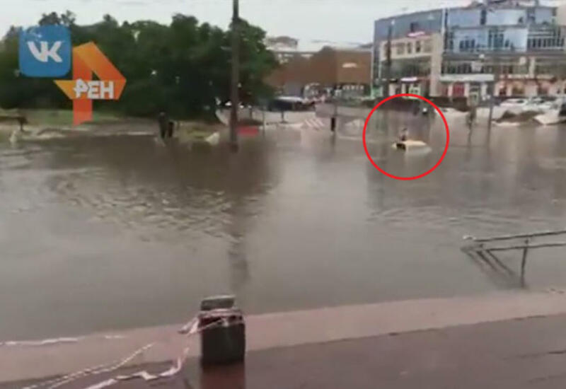 Таксист оказался в ловушке на крыше машины при потопе в Москве