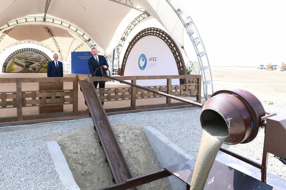 Президент Ильхам Алиев заложил фундамент Алятской свободной экономической зоны, дал интервью Азербайджанскому телевидению