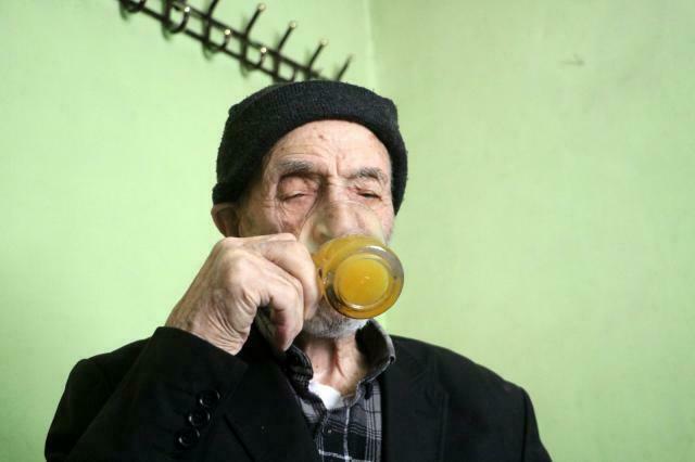 110 yaşlı Mahmud kişi - Hər gün 2 litr elə içkidən içir ki, inanmayacaqsınız