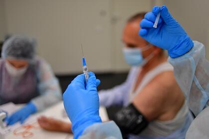 Иммунолог назвал особенности течения COVID-19 у вакцинированных - Vimarsana News