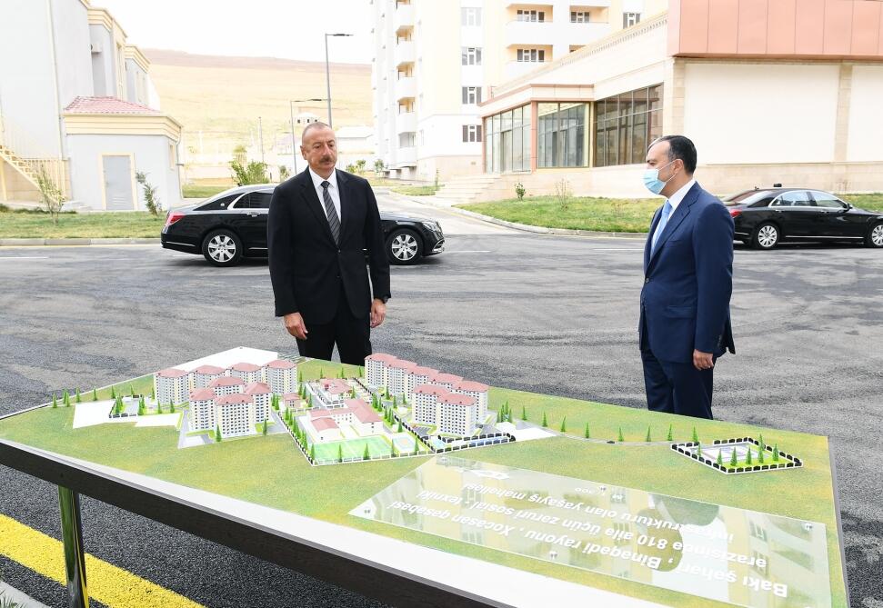 Президент Ильхам Алиев принял участие в церемонии вручения квартир и автомобилей семьям шехидов и ветеранам войны в поселке Ходжасан