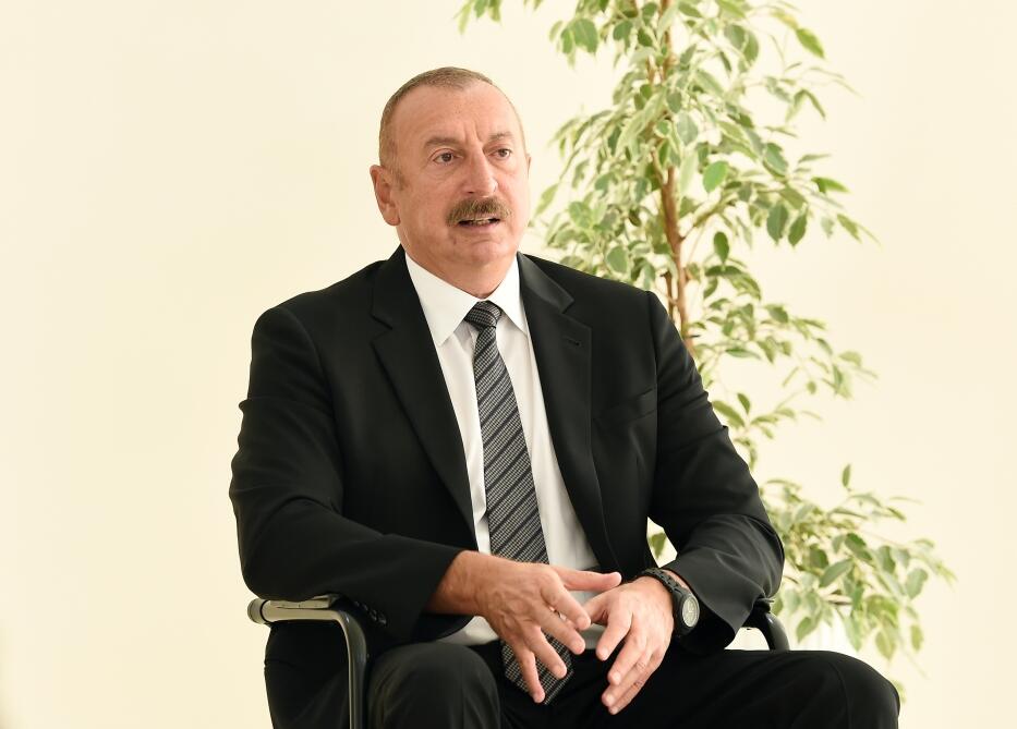 Президент Ильхам Алиев принял участие в церемонии вручения квартир и автомобилей семьям шехидов и ветеранам войны в поселке Ходжасан