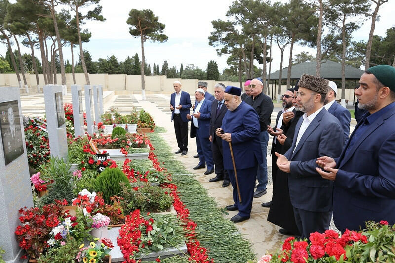 Руководители религиозных конфессий посетили могилу Полада Гашимова и Ильгара Мирзоева