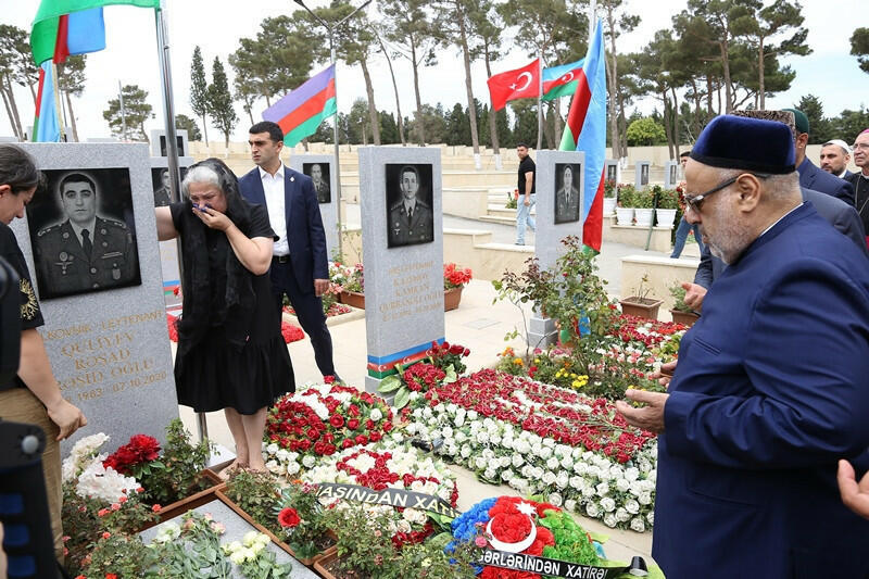 Руководители религиозных конфессий посетили могилу Полада Гашимова и Ильгара Мирзоева