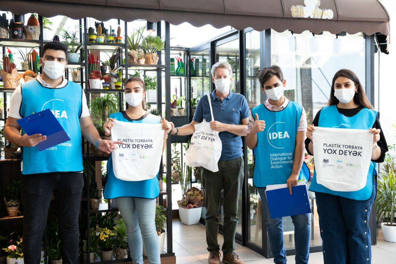 В рамках движения «Июль без пластика» покупателям в Баку были розданы эко-пакеты