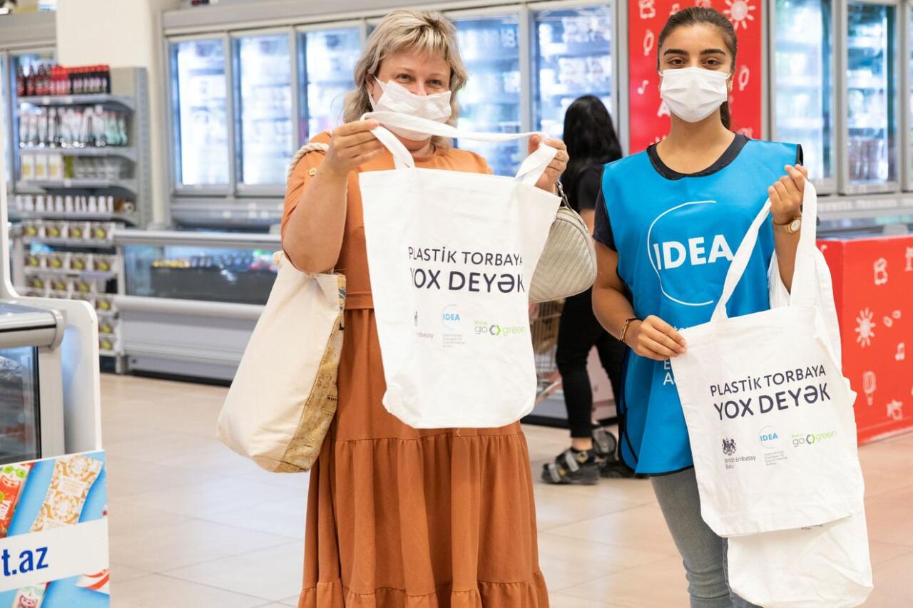 В рамках движения «Июль без пластика» покупателям в Баку были розданы эко-пакеты