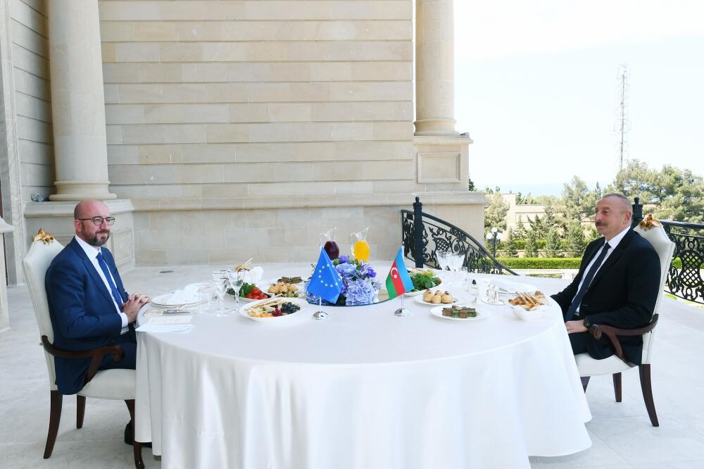Состоялся совместный рабочий обед Президента Ильхама Алиева и Президента Совета Европейского Союза Шарля Мишеля