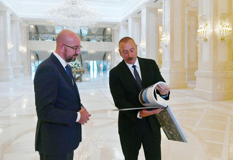 Президент Ильхам Алиев вручил Шарлю Мишелю книгу "Карабах до и после оккупации"
