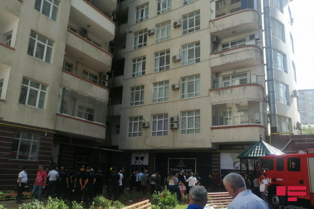 Пожар в многоэтажном доме в Баку