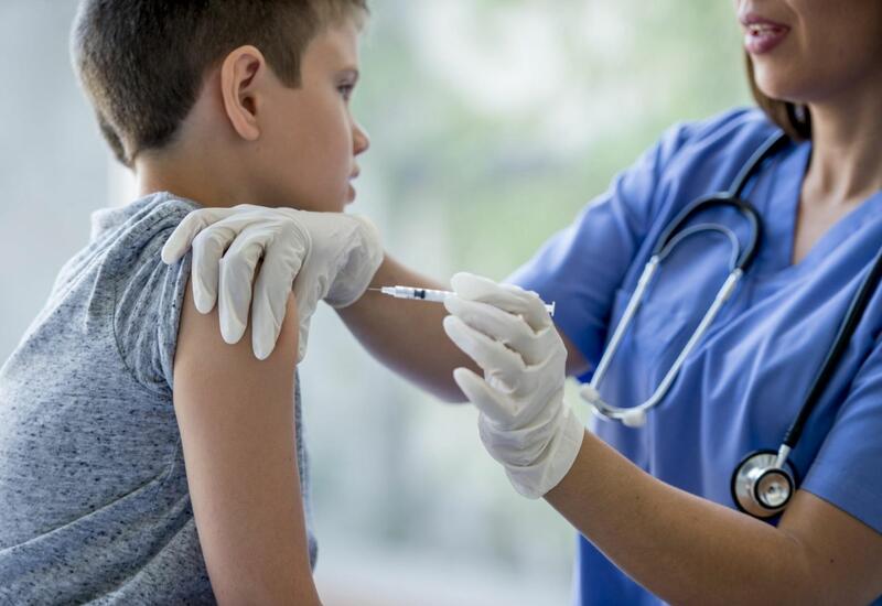 В Великобритании начали вакцинировать подростков от COVID-19