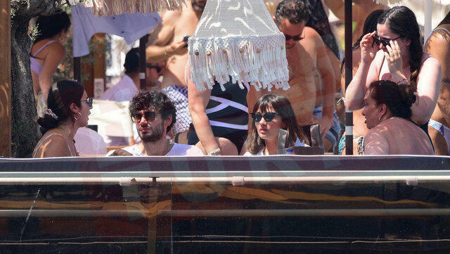 Bodrumda dincələn Sevda bikinidə paparassilərə hədəf oldu