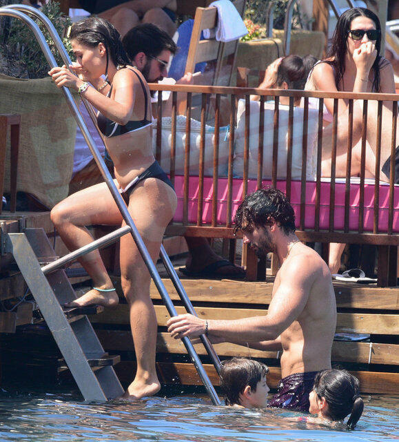 Bodrumda dincələn Sevda bikinidə paparassilərə hədəf oldu