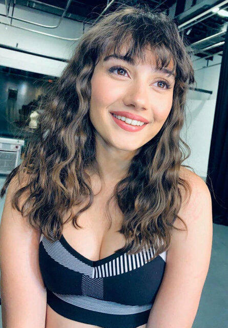 Bodrumda dincələn Sevda bikinidə paparassilərə hədəf oldu